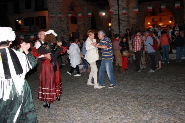 70 battaglia lanzo 6 - si balla in piazza peradotto archivio f. brunetta-800x533